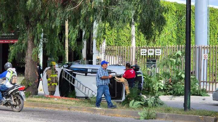 Accidente en bulevar Juan Alonso de Torres termina en volcadura