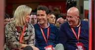 «Todo correcto»: El PSOE se burla de los cántabros mientras defiende el enchufe familiar