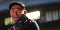 Ichiro plays in Mariners' scrimmage ahead of ALDS