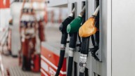 Precio internacional de la gasolina ha bajado 19,2 % en 2025, pero en Colombia sigue subiendo casi todos los meses