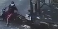 Video: un motochorro arrastró a una monja por la calle y la dejó inconsciente