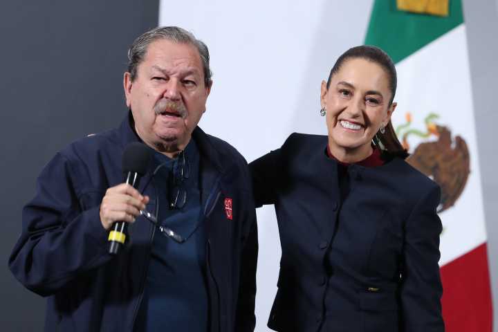 Sheinbaum rechaza cambios en dirección de FCE tras polémica de Paco Ignacio Taibo II