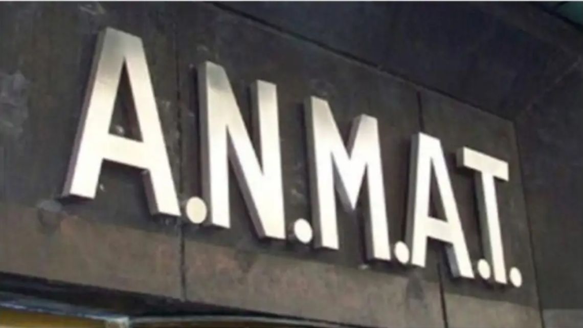 La ANMAT retiró un analgésico del mercado y suspendió la producción de dos marcas de alimentos