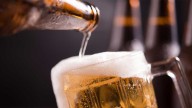 Ni a los 30 ni a los 40: neurólogo revela a qué edad se debe dejar de beber cerveza