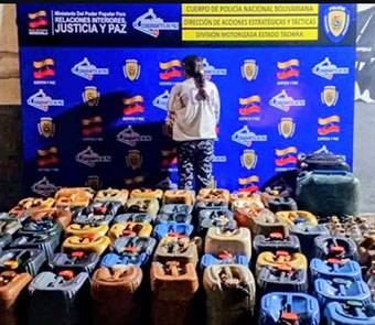 Capturan a mujer con 1.600 litros de gasolina en la vía a Rubio