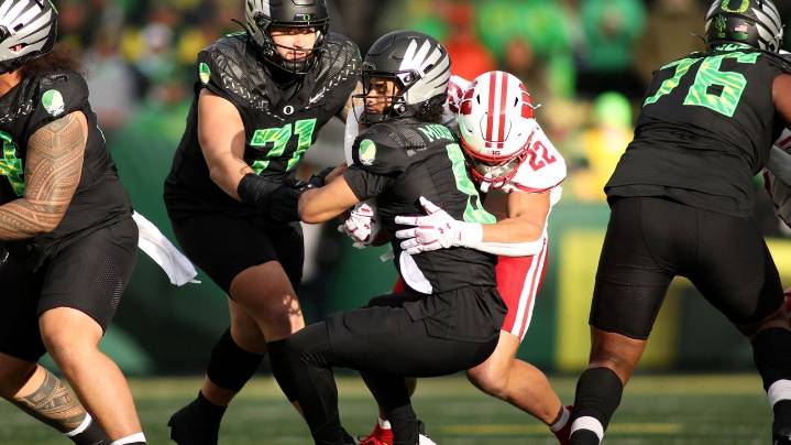 Oregon quarterback leaves game against Wisconsin after hit to the face