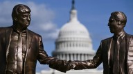 Tras conseguir un permiso, estatua de Donald Trump y Jeffrey Epstein de la mano será reinstalada en cercanías al capitolio
