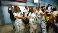 El diputado de Compromís Juan Bordera, a su llegada a Barajas: "Me dieron un puñetazo en las costillas como no me habían pegado desde los 15 años"