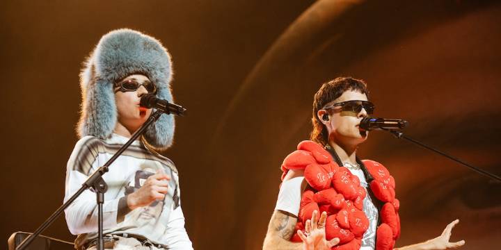 Ca7riel y Paco Amoroso hicieron delirar a 15.000 fans en un show íntimo: guiño al Tiny Desk, beso apasionado y regalos a sus fans