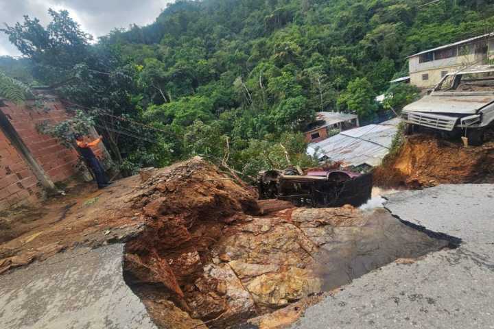 20 lesionados y más de 30 casas colapsadas tras rotura de tubo matriz en El Hatillo