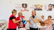 Mujeres mayores elaboran mantitas solidarias para bebés del programa de acogimiento familiar de Cruz Roja en Almería