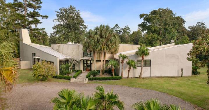 Crescent-shaped midcentury modern home in Covington overlooks a river, for $2.8 million