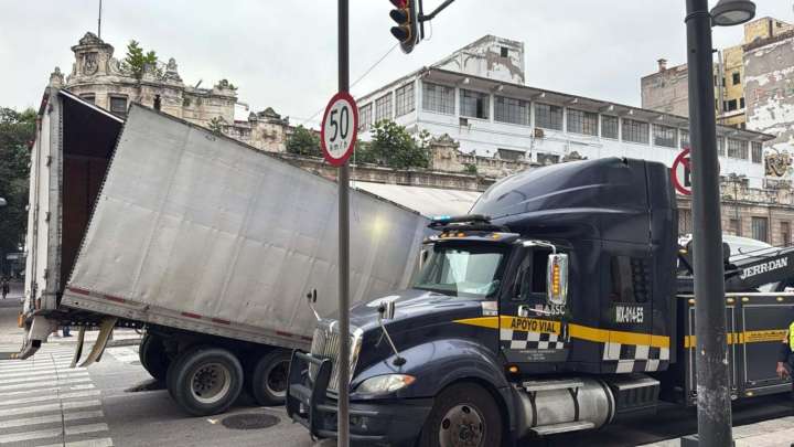 ¿Qué Pasó en Balderas Hoy? Caja de Tráiler se Partió en la Zona Centro de CDMX