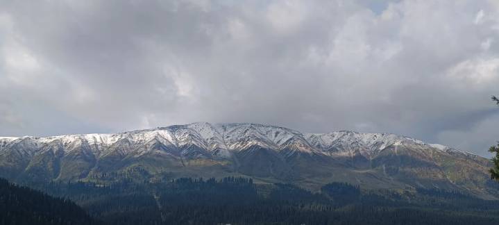 Gulmarg receives seasons first snowfall