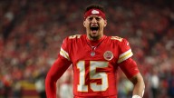 Patrick Mahomes throws third TD of second half, Chiefs lead 28