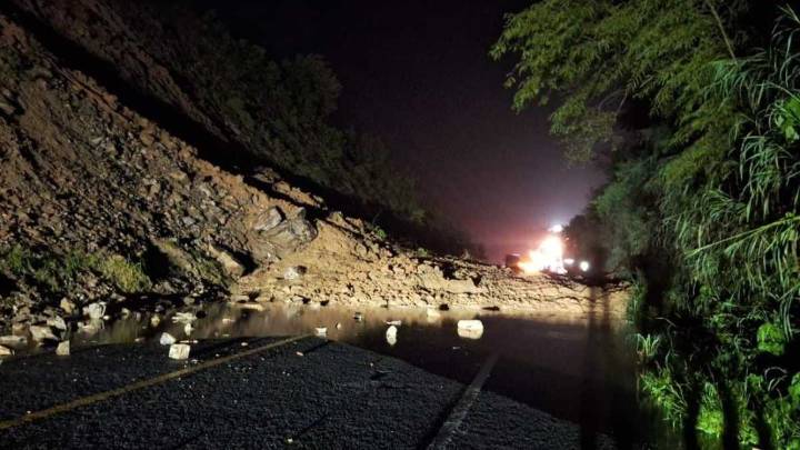 Deslave impide paso en la Barranca Larga