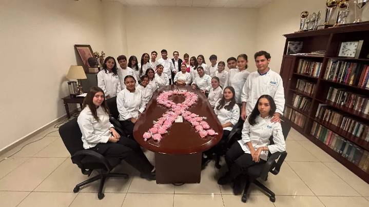 Con pan de dulce, estudiantes de Tampico crean conciencia sobre el cáncer de mama