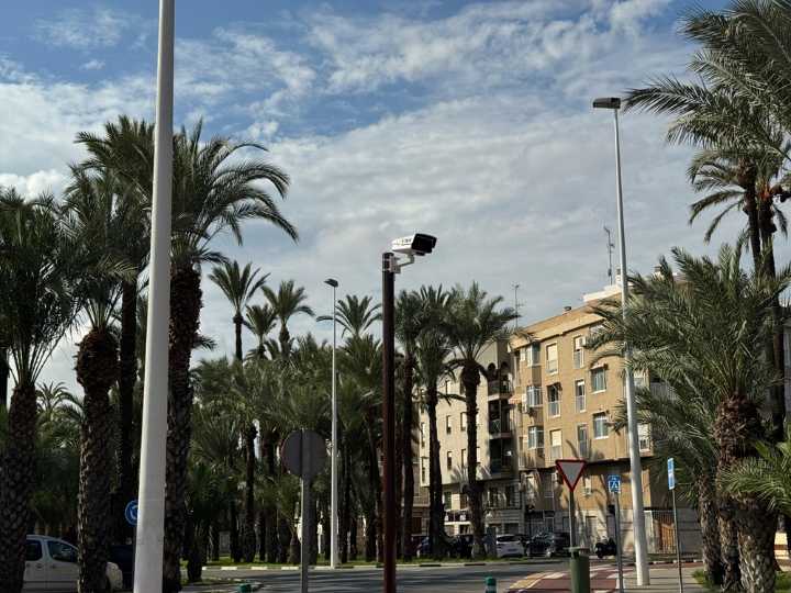 El proyecto Vive Elche avanza con la instalación de cámaras para la monitorización del tráfico