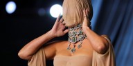 Kim Kardashian lució un extraño look y generó todo tipo de reacciones en redes sociales