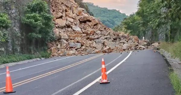Cierran autopista Valles-Rayón por derrumbe de cerro
