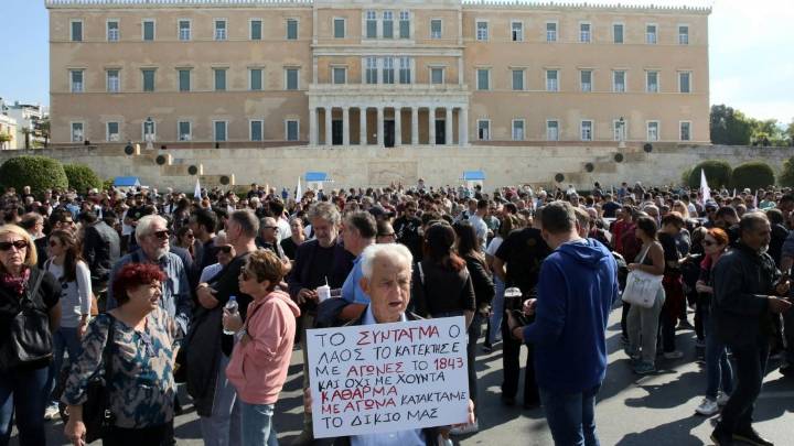 Grecia aprobó ampliar la jornada laboral hasta 13 horas diarias
