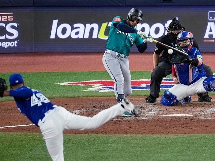 More than 4,000 kilometres between Blue Jays and Mariners' ballparks