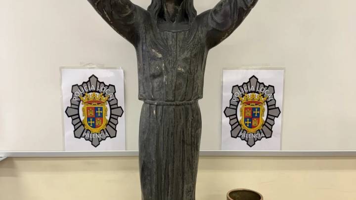Pillado infraganti con una carretilla en la que transportaba un Cristo robado de una tumba
