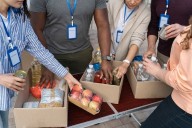 Empleados federales hacen largas filas para recibir alimentos, mientras el cierre de Gobierno llega a su tercera semana
