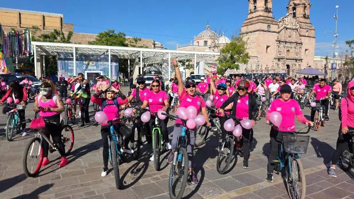 ¡Vestidos de rosa! Cientos de ciclistas tomaron las calles de la capital apoyar la lucha contra el cáncer de mama