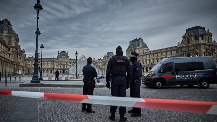 Thieves steal ‘priceless’ jewelry from the Louvre in seven