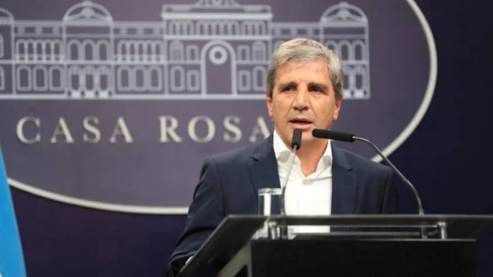 Caputo insistió en que el esquema de bandas para el dólar no se cambia