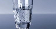 Esto es lo que pasa en tu cuerpo cuando no bebes agua en un día