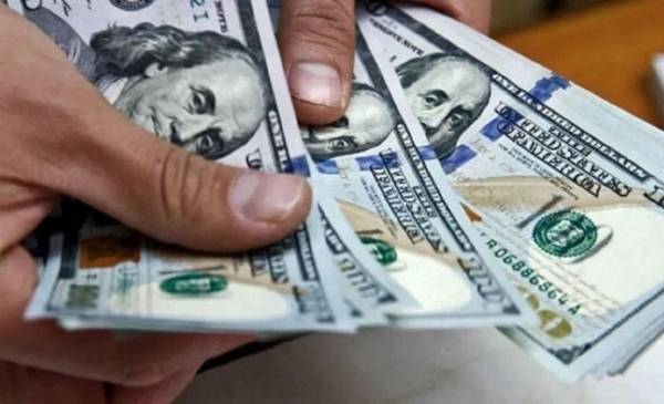 A cuánto abrieron el dólar oficial y el blue tras la baja del lunes