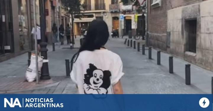 Lali ironizó tras el show de Milei: caminó por Madrid con una remera de payaso