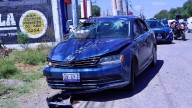 Aparatoso choque y volcadura en bulevar Aeropuerto León