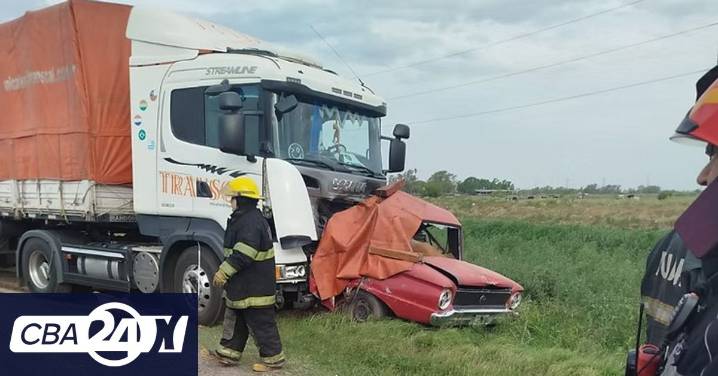Choque entre un camión y un Ford Falcon en el interior de Córdoba: un muerto