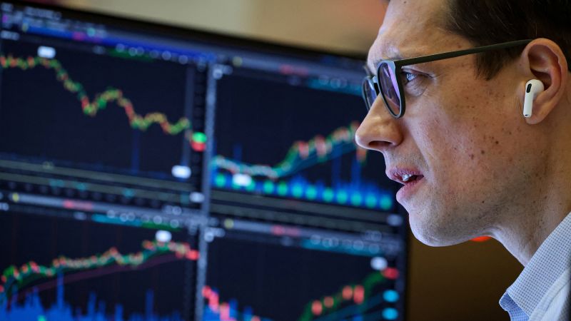 Dow rises by more than 500 points as traders look to robust earnings season