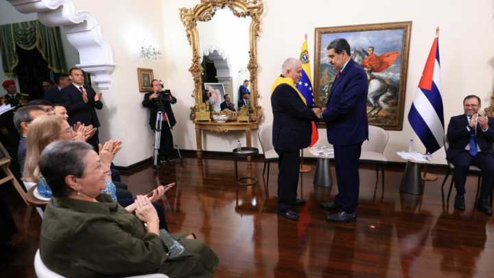 Maduro entregó condecoración Orden Francisco de Miranda al embajador de Cuba