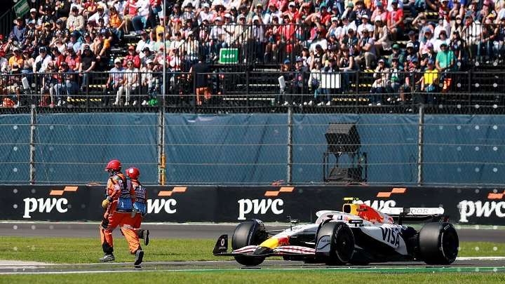 Liam Lawson casi atropella a dos comisarios en el GP de México