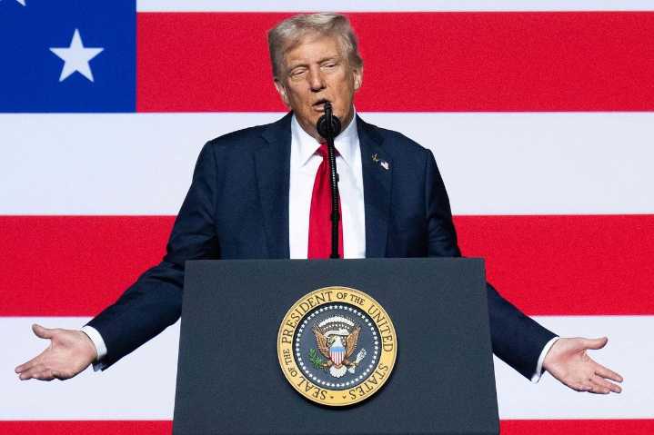Amaga Trump con “aplastar a la izquierda radical” que invade por dentro a EU