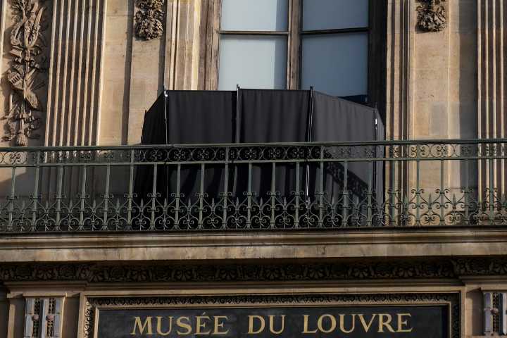 How did thieves pull off heist at the Louvre?