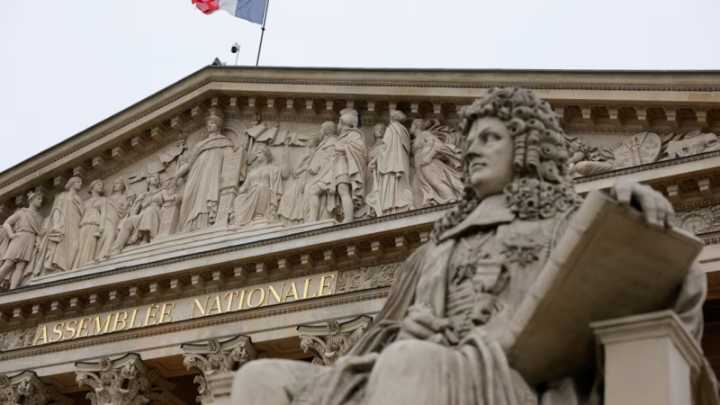 La caída de otro primer ministro dificultará que Francia arregle sus finanzas. ¿Qué hay detrás de su problema de deuda?