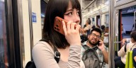 Influencer causa furor en redes al presumir su iPhone 17 en el Metro CDMX: “No me quedó más dinero”
