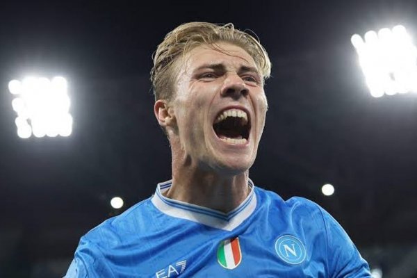 Napoli venció al Genoa y es líder de la Serie A