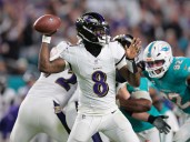 Lamar Jackson regresa con triunfo de Ravens sobre Dolphins