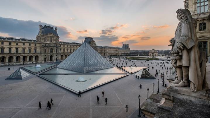 Francia: Cerrado el Museo del Louvre tras robo de joyas napoleónicas