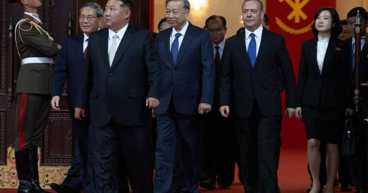 Norcorea exhibe nuevo misil de largo alcance en desfile militar para celebrar el liderazgo de Kim