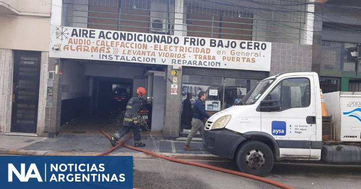 Un taller mecánico se incendió en Parque Patricios y debieron evacuar un colegio