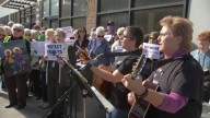 Religiosos se manifiestan ante oficinas de ICE con cánticos