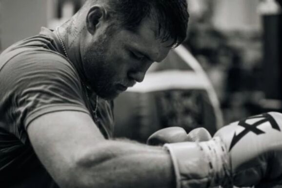 Canelo Álvarez se someterá a cirugía de codo y retrasa su regreso al ring